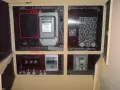 Zabezpieczenie przedlicznikowe w skrzynce z licznikiem energii elektrycznej i bezpiecznikami.