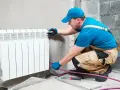 Jak montować grzejnik krok po kroku? Uniknij błędów i grzej wydajnie!