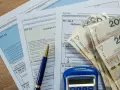Formularze podatkowe PIT, długopis, kalkulator i pieniądze. To wszystko, co potrzebne do rozliczenia rocznego, by mieć pewność co do swojej powierzchni użytkowej.