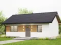 Nowoczesny, tani w budowie dom energooszczędny z drewnianą elewacją i dużymi oknami, otoczony zielonym ogrodem.