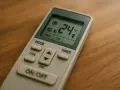 Pilot klimatyzacji z widoczną funkcją fan. Ustawiona temperatura 24°C.