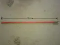 Długi, czerwony pręt (76 cm) z kwadratowym trzpieniem 17mm na końcu, idealny do zrobienia klucza do grzejników aluminiowych.