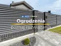 Nowoczesne ogrodzenie domu jednorodzinnego z ciemnoszarych paneli i ceglanych słupków. Poznaj rozwiązania dla Twojego ogrodu.