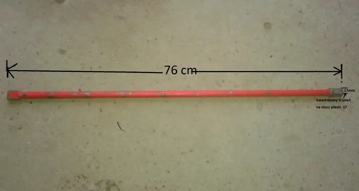 Długi, czerwony pręt (76 cm) z kwadratowym trzpieniem 17mm na końcu, idealny do zrobienia klucza do grzejników aluminiowych.