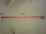 Długi, czerwony pręt (76 cm) z kwadratowym trzpieniem 17mm na końcu, idealny do zrobienia klucza do grzejników aluminiowych.