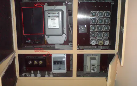 Zabezpieczenie przedlicznikowe w skrzynce z licznikiem energii elektrycznej i bezpiecznikami.