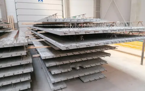 Strop filigran ułożony w magazynie, gotowy do montażu. Betonowe płyty zbrojone stalowymi prętami.