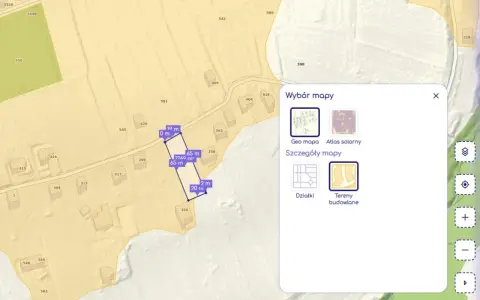 Mapa przedstawia fragment terenu z zaznaczoną działką budowlaną, wymiarami i powierzchnią. Widoczny jest również panel wyboru mapy, gdzie można wybrać plan zagospodarowania przestrzennego.
