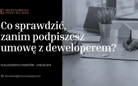 Dłoń podpisująca umowę deweloperską, klucze, mały domek i laptop.