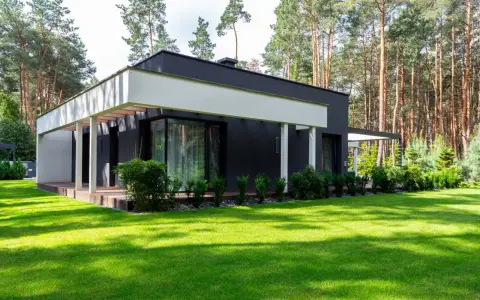 Nowoczesny dom 150m2 otoczony lasem. Zastanawiasz się, jaki jest koszt budowy domu 150m2?