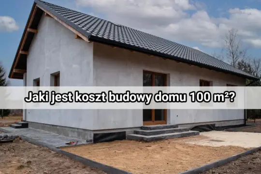 Nowy, szary dom 100m2 w stanie surowym, z dachem i oknami. Przed wejściem schody i plac budowy.