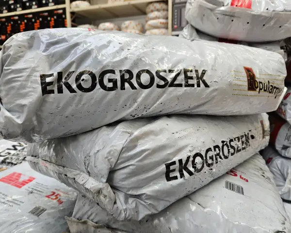 Stos worków z napisem Eko Groszek. Sprawdź aktualną eko groszek cena i wybierz najlepszą ofertę.