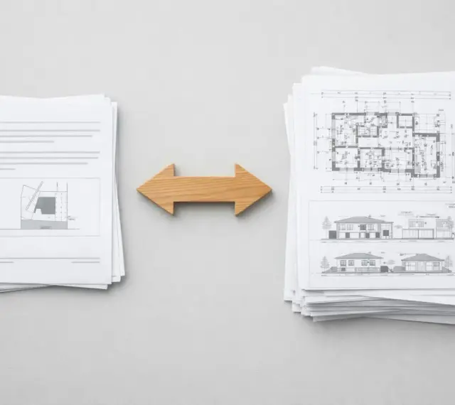 Stos dokumentów z planami architektonicznymi i rysunkami domów, symbolizujący proces uzyskiwania pozwolenia na budowę.