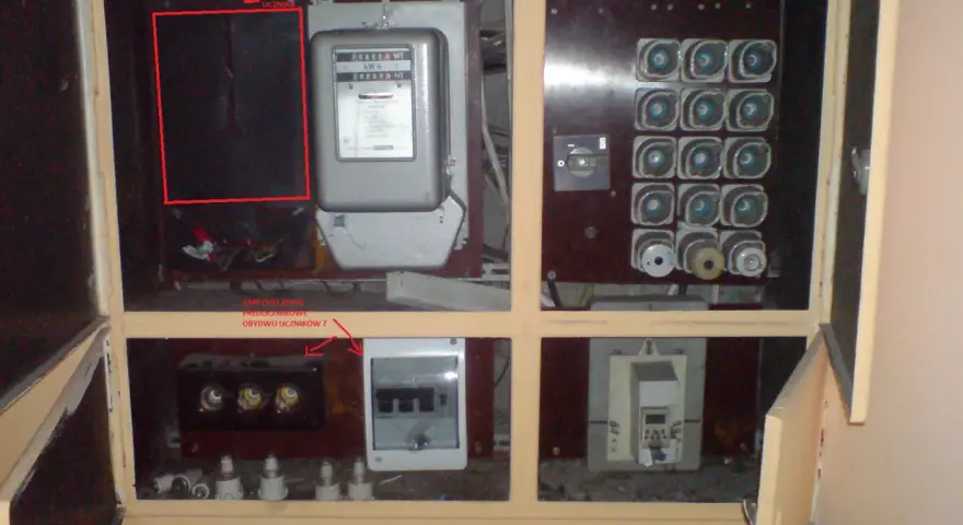Zabezpieczenie przedlicznikowe w skrzynce z licznikiem energii elektrycznej i bezpiecznikami.