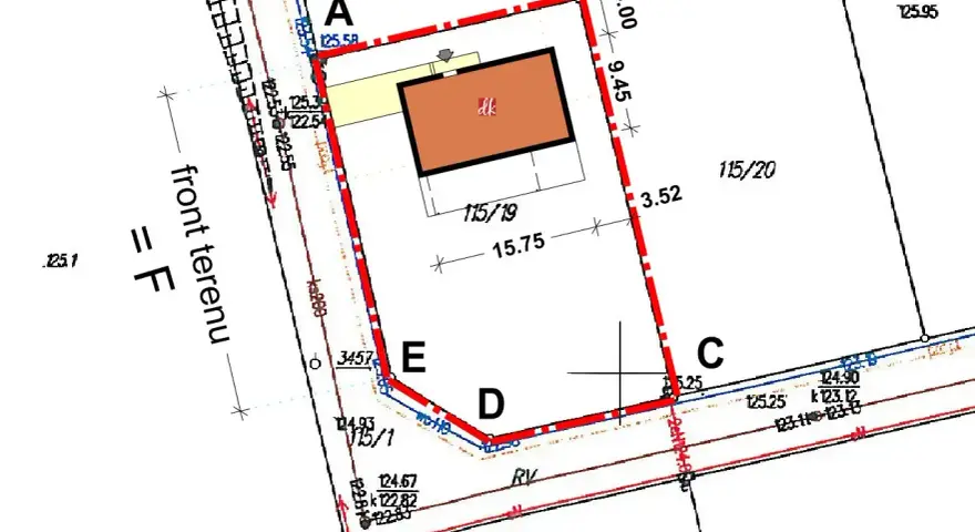 Plan działki z zaznaczonym budynkiem i wymiarami, określający warunki zabudowy.