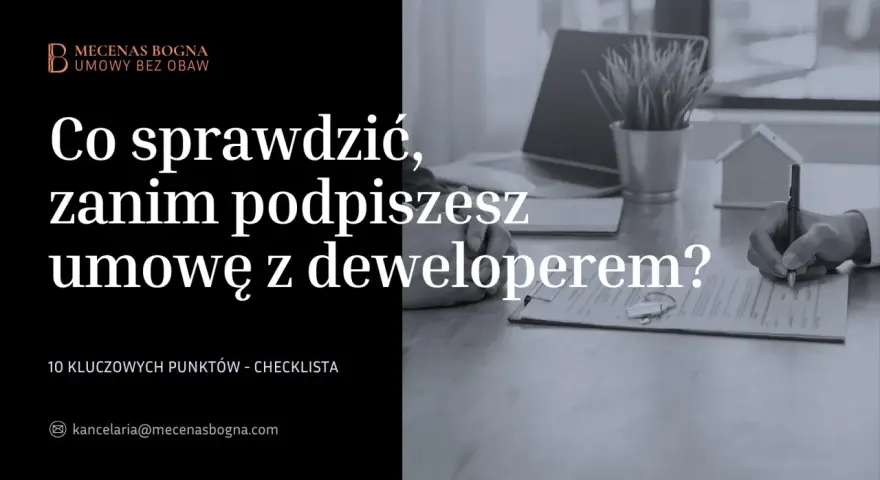 Dłoń podpisująca umowę deweloperską, klucze, mały domek i laptop.