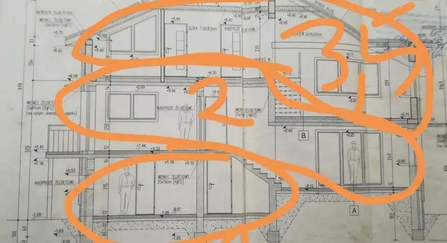 Plan architektoniczny z zaznaczoną powierzchnią zabudowy, detalami konstrukcyjnymi i wymiarami.