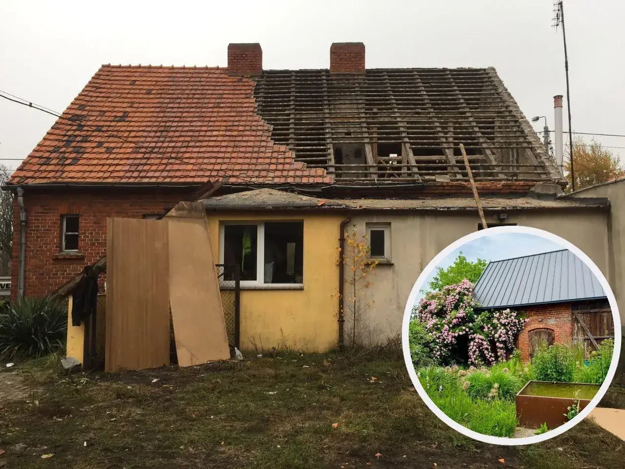 Remont starego domu na wsi. Część dachu rozebrana, widać drewniane krokwie. W okrągłej wstawce uroczy zakątek z kwitnącym krzewem.