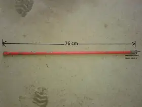 Długi, czerwony pręt (76 cm) z kwadratowym trzpieniem 17mm na końcu, idealny do zrobienia klucza do grzejników aluminiowych.