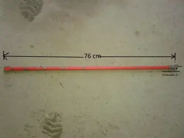 Długi, czerwony pręt (76 cm) z kwadratowym trzpieniem 17mm na końcu, idealny do zrobienia klucza do grzejników aluminiowych.