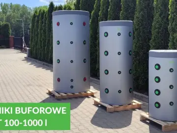 Trzy cylindryczne bufory 1000l wymiary, stojące na paletach przed żywopłotem. Zielone i czerwone kółka na szarych zbiornikach.