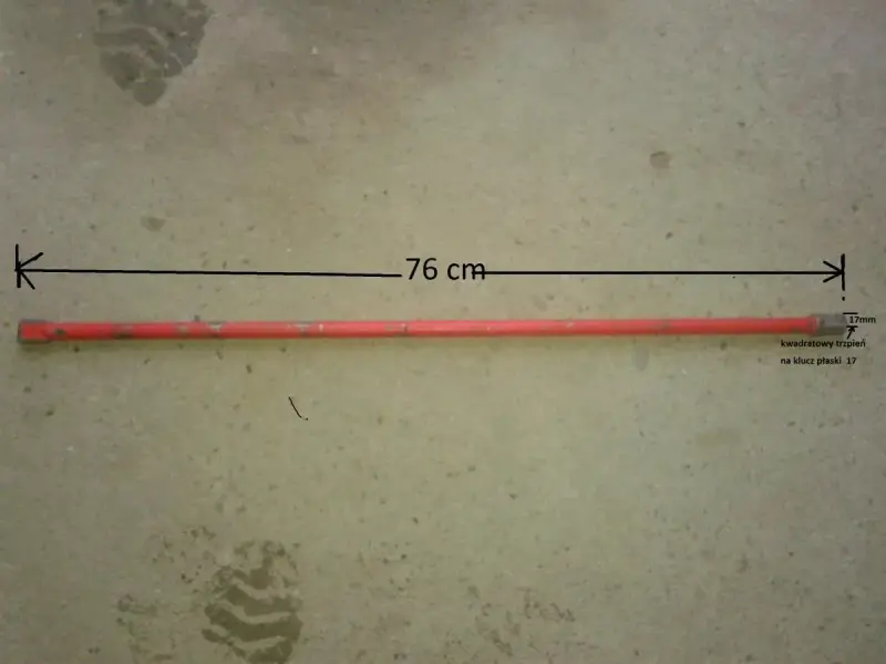 Długi, czerwony pręt (76 cm) z kwadratowym trzpieniem 17mm na końcu, idealny do zrobienia klucza do grzejników aluminiowych.