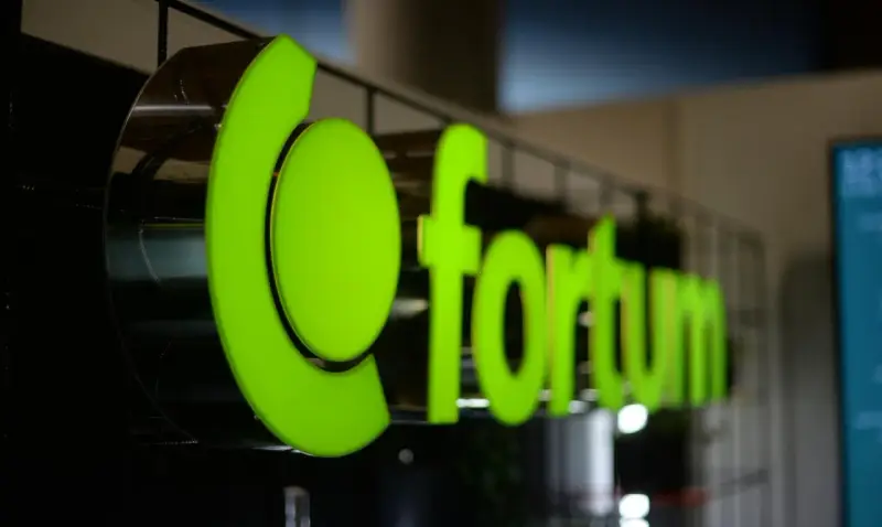Jasnozielone, podświetlane logo Fortum Energia na metalowej konstrukcji.